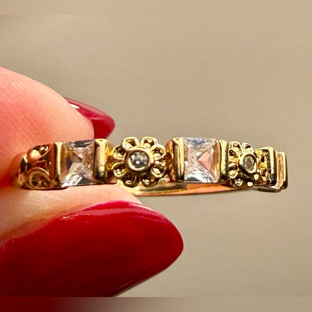 Ring - size 8-8.25 - gold tone w/ clear crystals - tiny daisies - New! - Picture 3 of 10